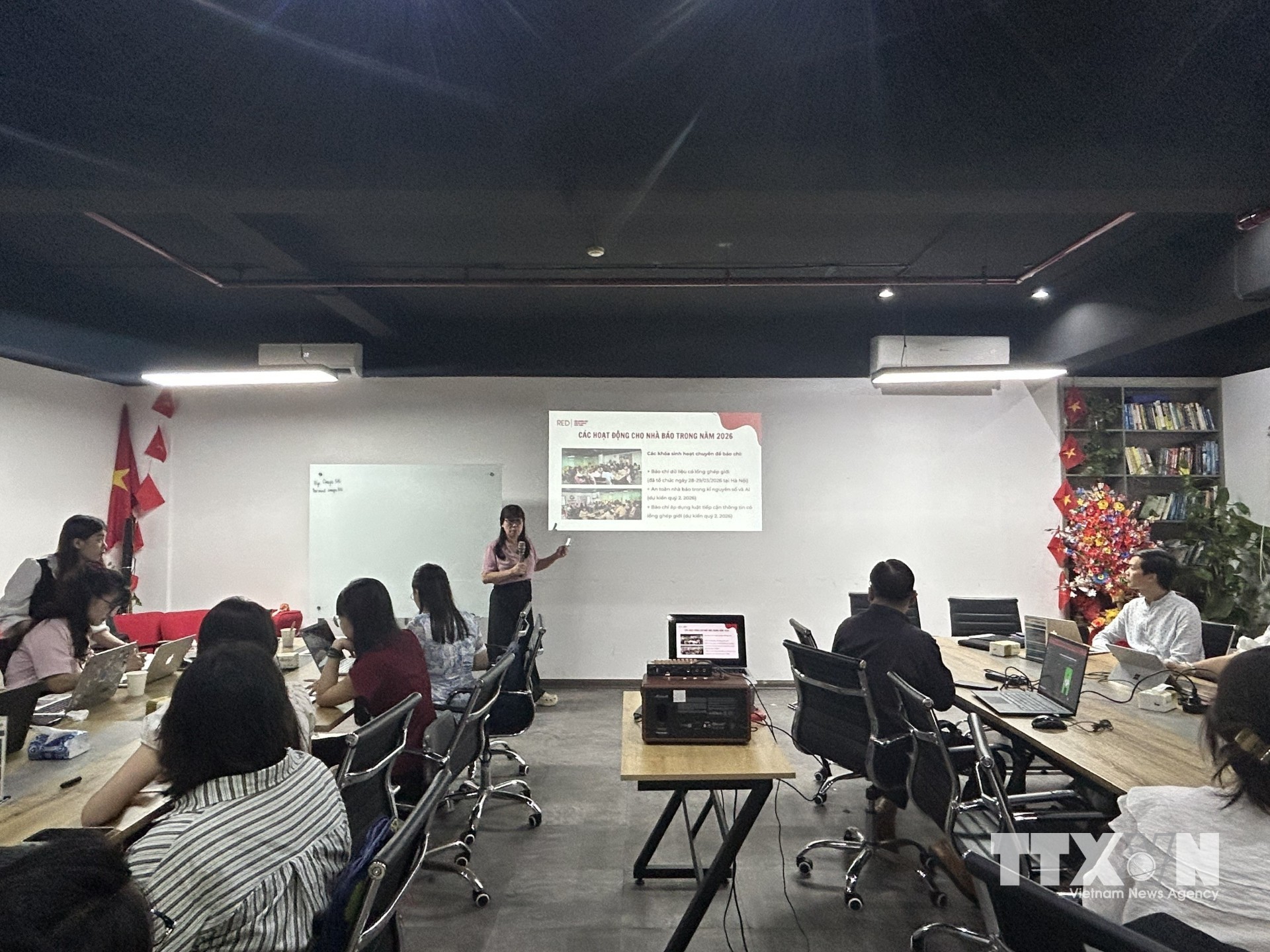 Tọa đàm “AI trong tác nghiệp báo chí” do Viện Nghiên cứu Truyền thông phát triển (Liên hiệp các Hội Khoa học và Kỹ thuật Việt Nam) tổ chức nhằm chia sẻ kiến thức và kỹ năng liên quan đến an toàn tác nghiệp báo chí giúp nhà báo khai thác, xác minh và sử dụng thông tin an toàn, hợp pháp, minh bạch và có trách nhiệm trong môi trường số và AI. (Ảnh: Diệu Thúy/TTXVN)